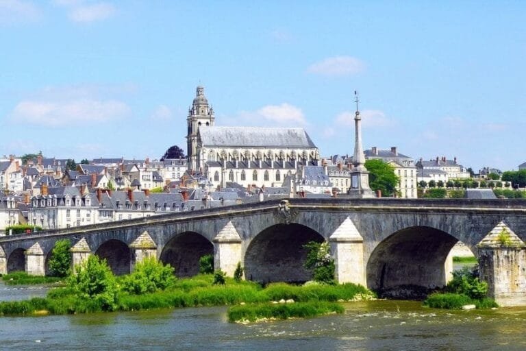 Blois: the Loire bridge and the cathedral